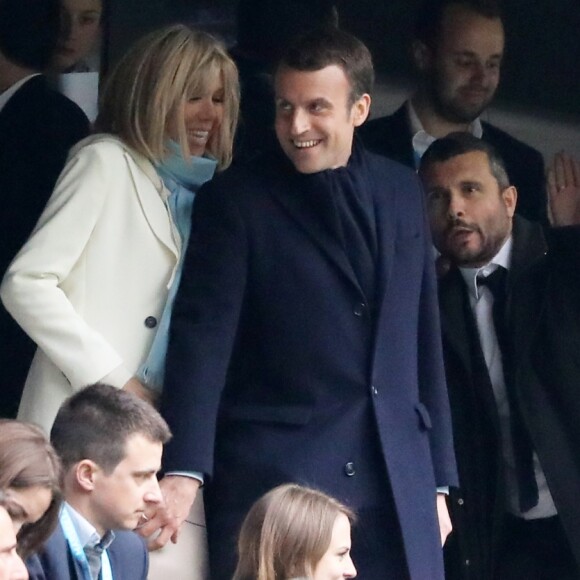 Jacques-Henri Eyraud (président de l'OM), Emmanuel Macron et sa femme Brigitte (aux couleurs de l'OM) et Laurence Haïm (écharpe rouge) au match de Ligue 1 "OM - Dijon" au stade Vélodrome à Marseille, le 1er avril 2017. © Dominique Jacovides/Bestimage