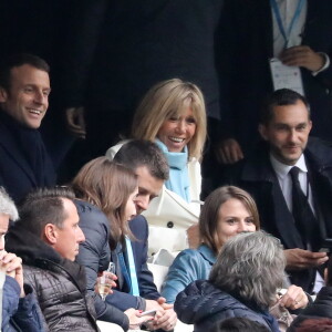 Jacques-Henri Eyraud (président de l'OM), Emmanuel Macron et sa femme Brigitte (aux couleurs de l'OM). Après son meeting au Parc Chanot, Emmanuel Macron et sa femme Brigitte au match de Ligue 1 "OM - Dijon" au stade Vélodrome à Marseille, le 1er avril 2017. © Dominique Jacovides/Bestimage