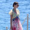 Emily Ratajkowski arrive en bateau à l'Hôtel du Cap-Eden-Roc à Antibes, habillée d'une robe Attico (collection printemps 2017). Le 17 mai 2017.