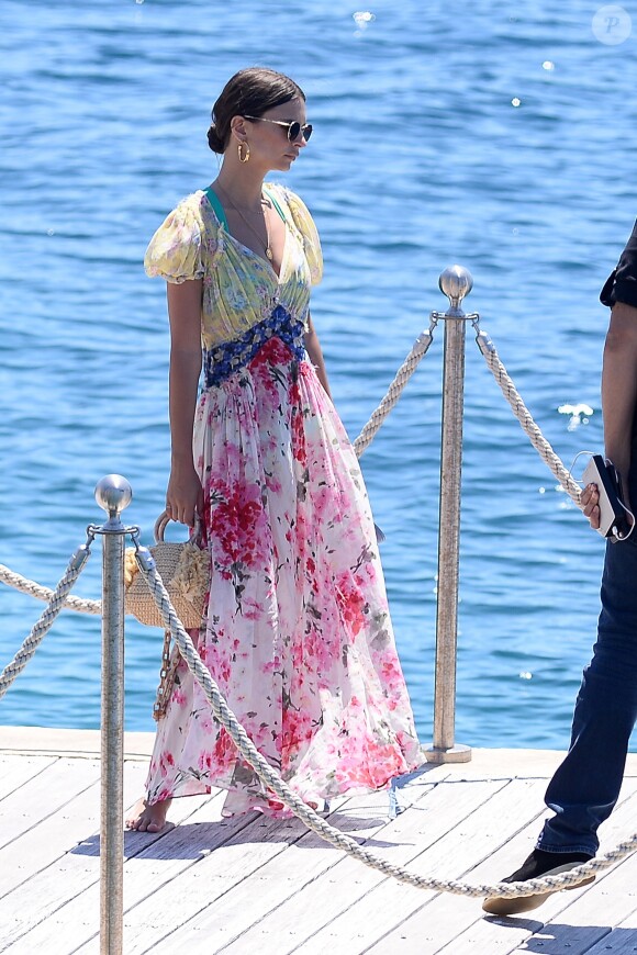Emily Ratajkowski arrive en bateau à l'Hôtel du Cap-Eden-Roc à Antibes, habillée d'une robe Attico (collection printemps 2017). Le 17 mai 2017.