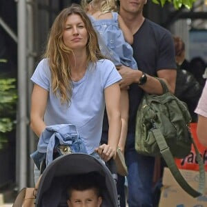 Exclusif  - Gisele Bundchen et son mari Tom Brady se promènent en famille avec leurs enfants Vivian Lake Brady et Benjamin Brady à New York, le 4 mai 2017.