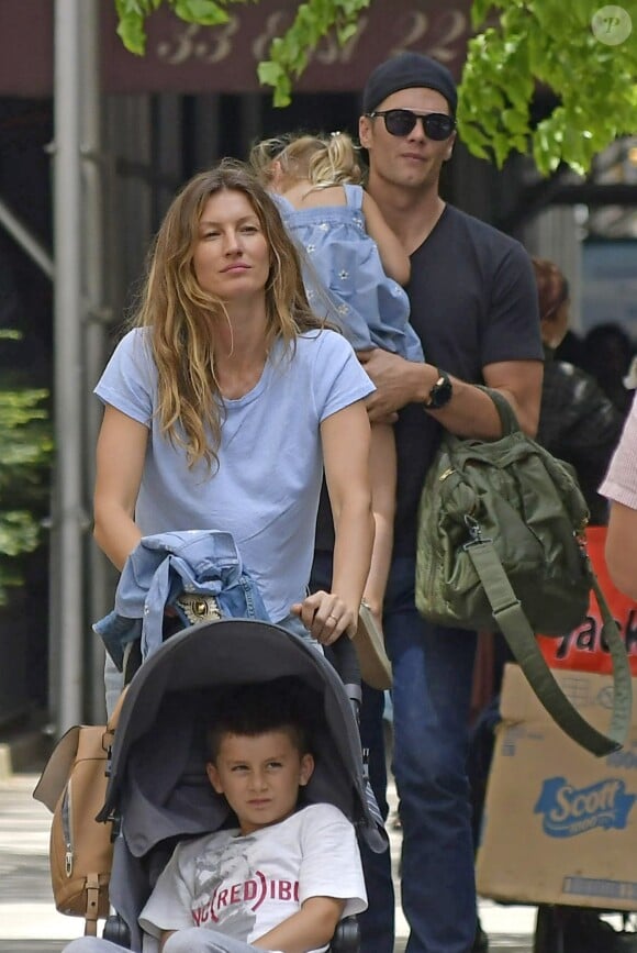Exclusif  - Gisele Bundchen et son mari Tom Brady se promènent en famille avec leurs enfants Vivian Lake Brady et Benjamin Brady à New York, le 4 mai 2017.