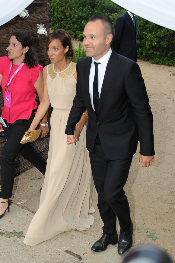 Andrés Iniesta et sa femme Anna Ortiz - Mariage du footballeur Xavi Hernandez et Nuria Cunillera à Blanes, le 13 juillet 2013.