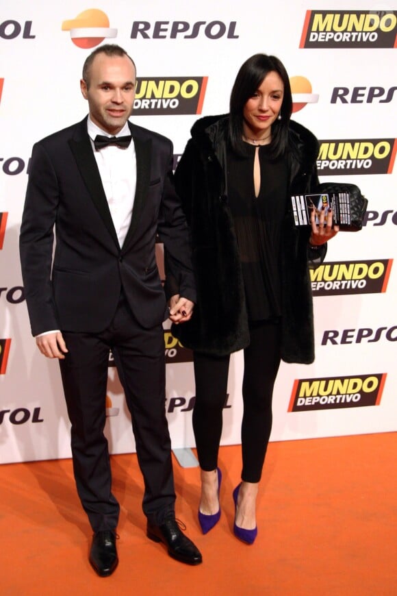 Andrés Iniesta et sa femme Anna Ortiz - Photocall du gala "Mundo Deportivo" à Barcelone. Le 1er février 2016.