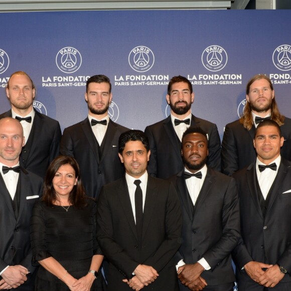 Exclusif - Daniel Narcisse, Luc Abalo, Nikola Karabatic, Luka Karabatic, William Accambray, Thierry Omeyer, Nedim Remili, Mikkel Hansen, Henrik Mollgaaard Jensen avec Anne Hidalgo et Nasser Al-Khelaïfi - Dîner de gala au profit de la Fondation PSG au Parc des Princes à Paris le 16 mai 2017.