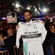 Exclusif - Cyril Hanouna s'est offert la combinaison dédicacée de L.Hamilton pour la somme de 10 000 euros qu'il portera dans son émission TPMP - Dîner de gala au profit de la Fondation PSG au Parc des Princes à Paris le 16 mai 2017.