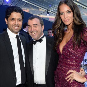 Exclusif - Le prince Nasser Al-Khelaïfi (président du PSG), Arnaud Lagardère et sa femme Jade - Dîner de gala au profit de la Fondation PSG au Parc des Princes à Paris le 16 mai 2017.