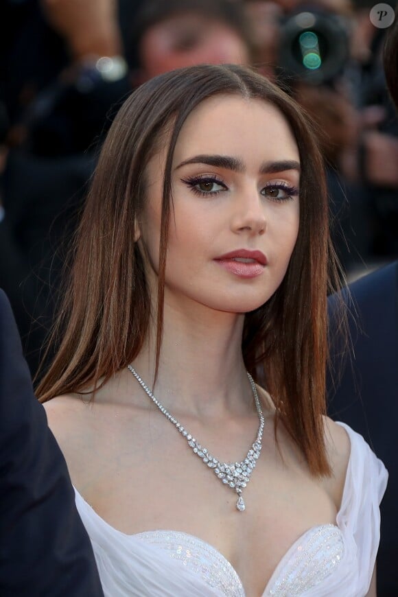 Lily Collins - Montée des marches du film "Okja" lors du 70ème Festival International du Film de Cannes. Le 19 mai 2017. © Borde-Jacovides-Moreau / Bestimage  Red carpet for the movie "Okja" during the 70th Cannes International Film festival. On may 19th 201719/05/2017 - Cannes