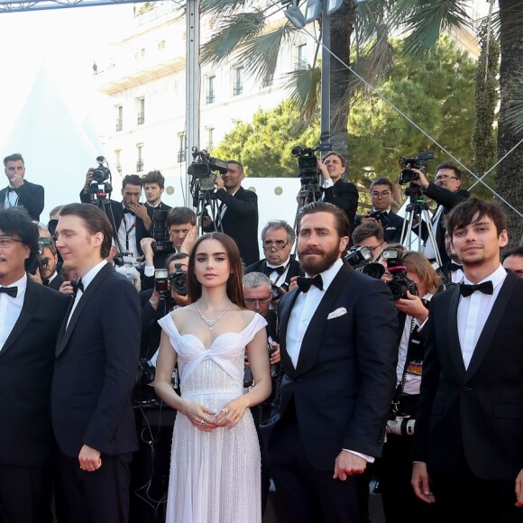 Lily Collins - Montée des marches du film "Okja" lors du 70ème Festival International du Film de Cannes. Le 19 mai 2017. © Borde-Jacovides-Moreau / Bestimage