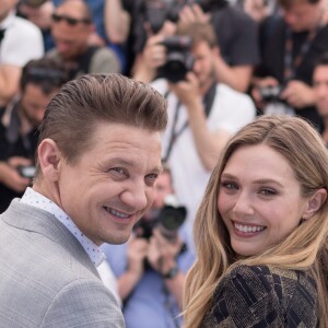 Jeremy Renner et Elizabeth Olsen - Photocall du fim "Wind River" lors du 70ème Festival International du Film de Cannes, France, le 20 mai 2017. © Borde-Jacovides-Moreau/Bestimage