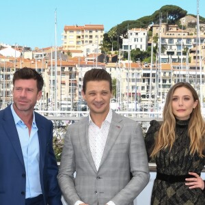 Taylor Sheridan, Elizabeth Olsen et Jeremy Renner - Photocall du fim "Wind River" lors du 70ème Festival International du Film de Cannes, France, le 20 mai 2017.