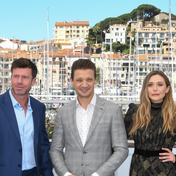 Taylor Sheridan, Elizabeth Olsen et Jeremy Renner - Photocall du fim "Wind River" lors du 70ème Festival International du Film de Cannes, France, le 20 mai 2017.