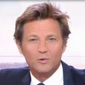 Laurent Delahousse adresse quelques mots à David Pujadas lors de son JT de 20h du vendredi 19 mai 2017 sur France 2.