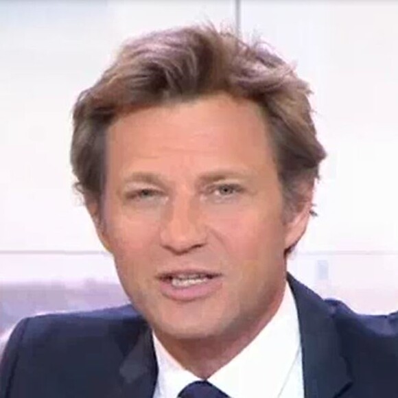 Laurent Delahousse adresse quelques mots à David Pujadas lors de son JT de 20h du vendredi 19 mai 2017 sur France 2.