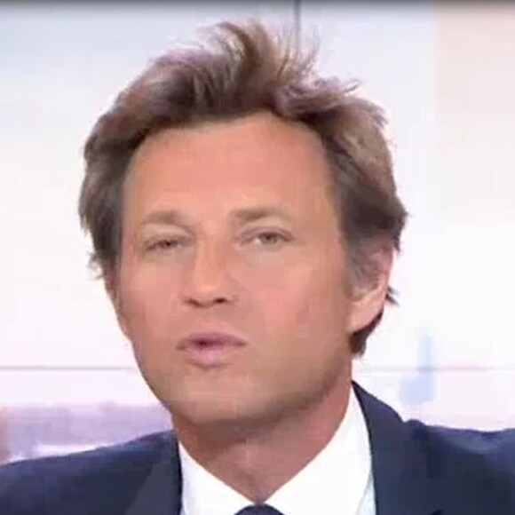 Laurent Delahousse adresse quelques mots à David Pujadas lors de son JT de 20h du vendredi 19 mai 2017 sur France 2.