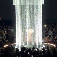 Céline Dion, très décolletée, majestueuse et acclamée aux Billboard Music Awards