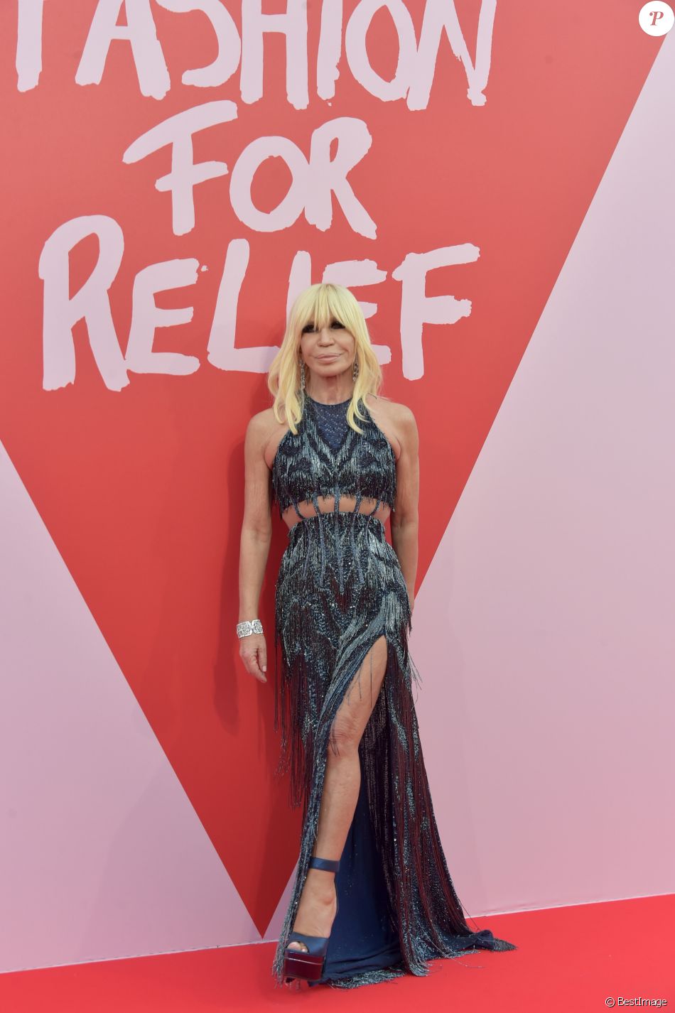 Donatella Versace Défilé De Mode De La Fondation Fashion For Relief à Laéroport De Cannes 