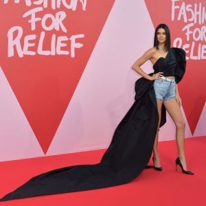 Kendall Jenner - Défilé de mode de la fondation "Fashion for Relief" à l'aéroport de Cannes-Mandelieu, en marge du 70e Festival International du Film de Cannes. Cannes, le 21 mai 2017. © Giancarlo Gorassini/Bestimage