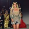Kate Moss - Défilé de mode de la fondation "Fashion for Relief" à l'aéroport de Cannes-Mandelieu, en marge du 70e Festival International du Film de Cannes. Cannes, le 21 mai 2017. © Giancarlo Gorassini/Bestimage