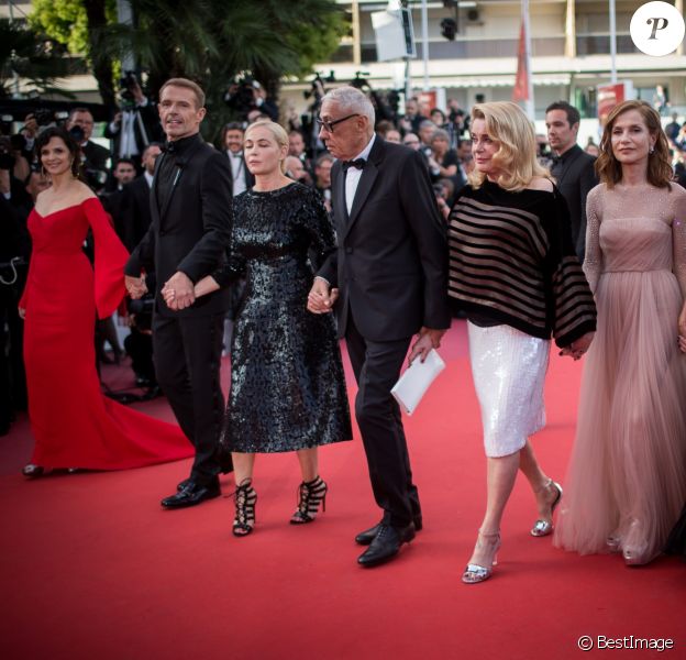 Juliette Binoche, Lambert Wilson, Emmanuelle Béart, André Téchiné, Catherine Deneuve, Isabelle Huppert, Sandrine Kiberlain et Elodie Bouchez - Montée des marches du film "Mise à Mort du Cerf Sacré" lors du 70e Festival International du Film de Cannes. Le 22 mai 2017. © Borde-Jacovides-Moreau/Bestimage