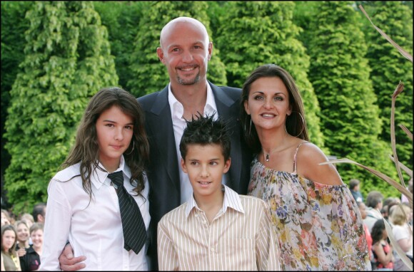 Frank Leboeuf, sa femme Betty et leurs enfant Hugo et Jade à Disney Village le 27 juin 2004
