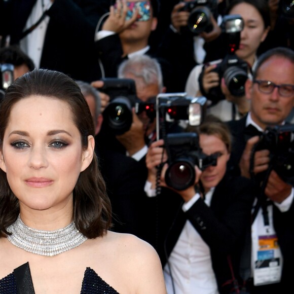 Marion Cotillard en robe Armani privé et bijoux Chopard - Montée des marches du 70e anniversaire du Festival de Cannes le 23 mai 2017