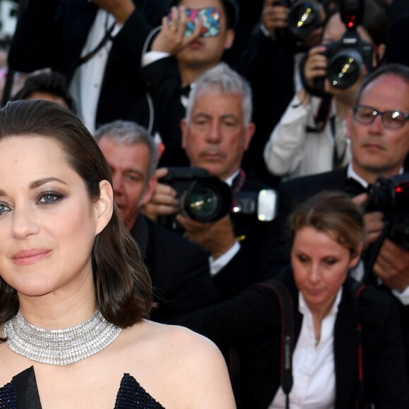 Marion Cotillard en robe Armani privé et bijoux Chopard - Montée des marches du 70e anniversaire du Festival de Cannes le 23 mai 2017
