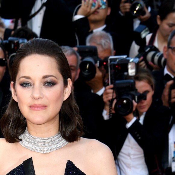 Marion Cotillard en robe Armani privé et bijoux Chopard - Montée des marches du 70e anniversaire du Festival de Cannes le 23 mai 2017