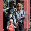 Kate Mara et son fiancé Jamie Bell sortent du café chez Silverlake avec le fils de Jamie Bell à Los Angeles Le 13 mai 2017