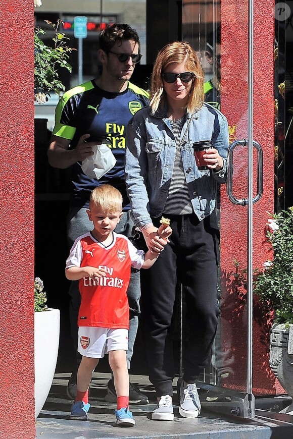 Kate Mara et son fiancé Jamie Bell sortent du café chez Silverlake avec le fils de Jamie Bell à Los Angeles Le 13 mai 2017