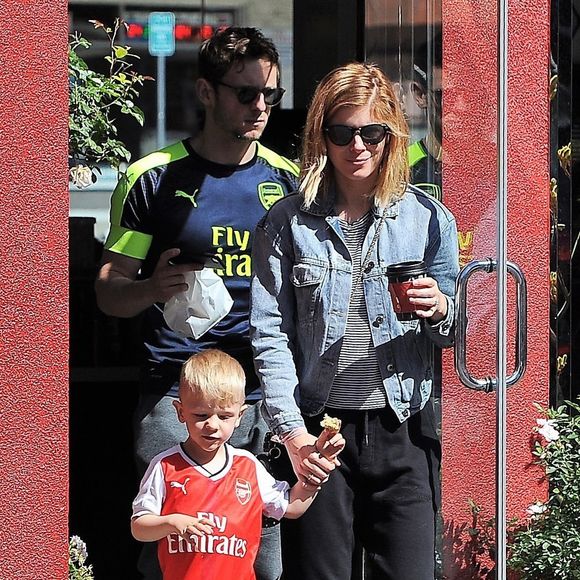 Kate Mara et son fiancé Jamie Bell sortent du café chez Silverlake avec le fils de Jamie Bell à Los Angeles Le 13 mai 2017