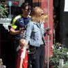 Kate Mara et son fiancé Jamie Bell sortent du café chez Silverlake avec le fils de Jamie Bell à Los Angeles Le 13 mai 2017