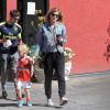 Kate Mara et son fiancé Jamie Bell sortent d'un café à Silverlake avec le fils de Jamie Bell à Los Angeles Le 13 mai 2017