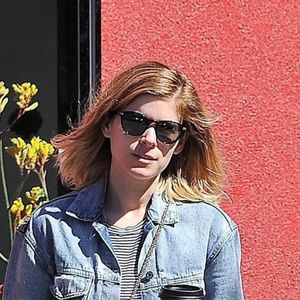 Kate Mara et son fiancé Jamie Bell sortent d'un café à Silverlake avec le fils de Jamie Bell à Los Angeles Le 13 mai 2017