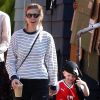 Kate Mara se promène avec le fils de son compagnon Jamie Bell dans les rues de Los Angeles, le 11 mai 2017