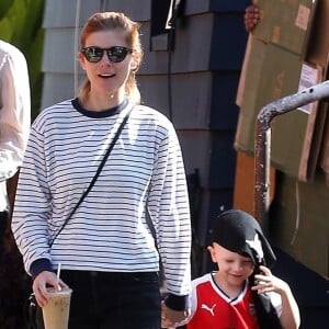 Kate Mara se promène avec le fils de son compagnon Jamie Bell dans les rues de Los Angeles, le 11 mai 2017