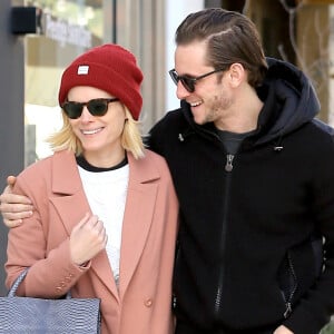 Kate Mara et son fiancé Jamie Bell se promènent en amoureux et font du shopping chez Harry Winston à Beverly Hills, le 26 janvier 2017