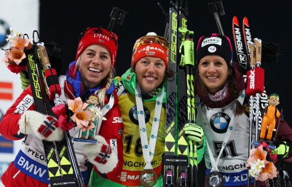 Tiril Eckhoff, Laura Dahlmeier et Anaïs Chevalier sur le podium du sprint en coupe du monde de biathlon le 2 mars 2017 à Pyeongchang