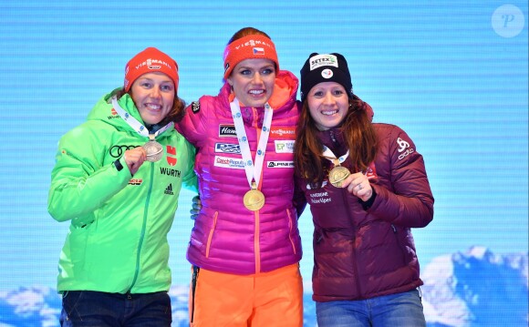Laura Dahlmeier, Gabriela Koukalova et Anaïs Chevalier sur le podium du sprint à Hochfilzen, le 10 février 2017 lors des Mondiaux de biathlon.