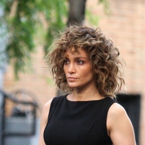 Jennifer Lopez en uniforme d'agent de police sur le tournage de 'Shades of Blue' à New York, le 19 mai 2017 © CPA/Bestimage