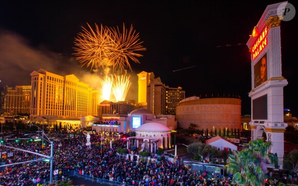 Feu d'artifices au dessus du Caesars Palace à Las Vegas, le 31 décembre 2015