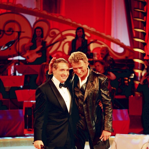 Johnny Hallyday et Michel Sardou sur le plateau de l'émission "Sacrée Soirée" en 1994 © Patrick Carpentier / Bestimage