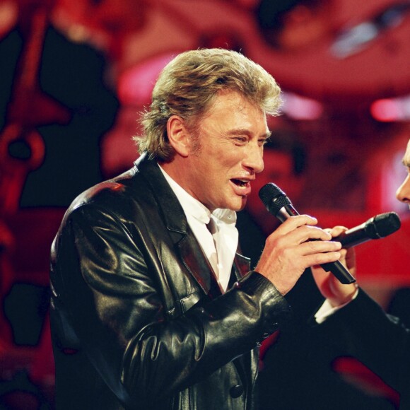 Johnny Hallyday et Michel Sardou sur le plateau de l'émission "Sacrée Soirée" en 1994 © Patrick Carpentier / Bestimage