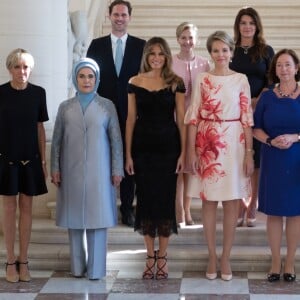 Photo de famille des conjoints des chefs d'Etat et de gouvernement sur les marches de l'escalier aux lions du Château Royal de Laeken: (de gauche à droite) Brigitte Macron (Trogneux) (France), Emine Gulbaran Erdogan, (Turquie), Melania Trump (Etats-Unis), la reine Mathilde de Belgique, Ingrid Schulerud (OTAN), Desislava Radeva (Bulgarie), Amelie Derbaudrenghien (Belgique), Gauthier Destenay (Luxembourg), Madame Stropnik (Slovénie), Madame Baldvinsdottir (Islande), à Bruxelles, le 25 mai 2017.