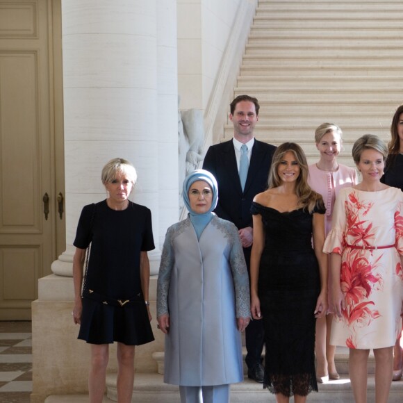 Photo de famille des conjoints des chefs d'Etat et de gouvernement sur les marches de l'escalier aux lions du Château Royal de Laeken: (de gauche à droite) Brigitte Macron (Trogneux) (France), Emine Gulbaran Erdogan, (Turquie), Melania Trump (Etats-Unis), la reine Mathilde de Belgique, Ingrid Schulerud (OTAN), Desislava Radeva (Bulgarie), Amelie Derbaudrenghien (Belgique), Gauthier Destenay (Luxembourg), Madame Stropnik (Slovénie), Madame Baldvinsdottir (Islande), à Bruxelles, le 25 mai 2017.