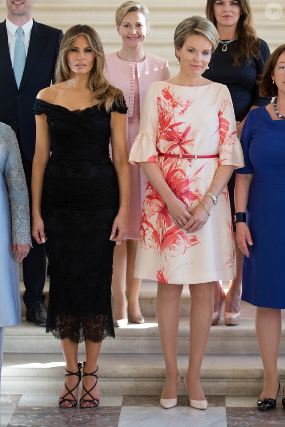 Photo de famille des conjoints des chefs d'Etat et de gouvernement sur les marches de l'escalier aux lions du Château Royal de Laeken: (de gauche à droite) Melania Trump (Etats-Unis), la reine Mathilde de Belgique, et Madame Stropnik (Slovénie), à Bruxelles, le 25 mai 2017.