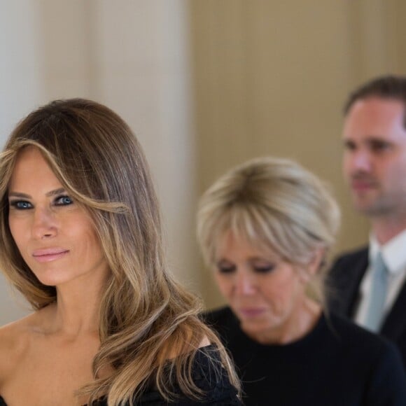 Photo de famille des conjoints des chefs d'Etat et de gouvernement sur les marches de l'escalier aux lions du Château Royal de Laeken Brigitte Macron (Trogneux) (France) et Melania Trump (Etats-Unis), Belgique, le 25 mai 2017.