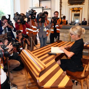 La première dame la femme du président français Brigitte Macron (Trogneux) - Les conjoints des chefs d'Etat visitent une boutique de la marque Delvaux "Le 27" à Bruxelles, le 25 mai 2017. Delvaux se présente comme "la plus ancienne maison de maroquinerie de luxe du monde, fondée en 1829 à Bruxelles". © Sébastien Valiela/Bestimage