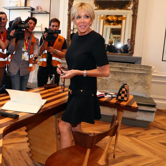 La première dame la femme du président français Brigitte Macron (Trogneux) - Les conjoints des chefs d'Etat visitent une boutique de la marque Delvaux "Le 27" à Bruxelles, le 25 mai 2017. Delvaux se présente comme "la plus ancienne maison de maroquinerie de luxe du monde, fondée en 1829 à Bruxelles". © Sébastien Valiela/Bestimage