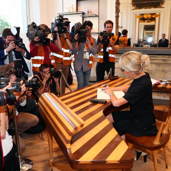 La première dame la femme du président français Brigitte Macron (Trogneux) - Les conjoints des chefs d'Etat visitent une boutique de la marque Delvaux "Le 27" à Bruxelles, le 25 mai 2017. Delvaux se présente comme "la plus ancienne maison de maroquinerie de luxe du monde, fondée en 1829 à Bruxelles". © Sébastien Valiela/Bestimage